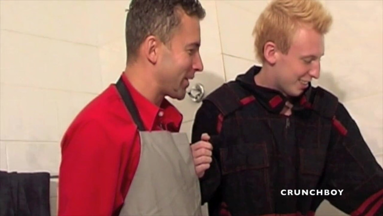Gaybareback: Un jeune jumelle blond utilisé par son papa plus âgé