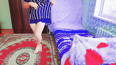 Kitty_Cross: फेमबॉय क्रॉप्ड हुडी और स्कर्ट में कमर दिखा रहा है