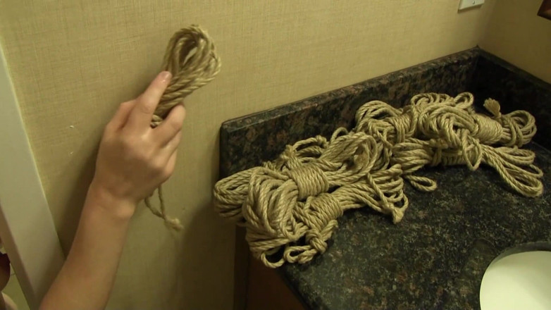 Naughty Girls: Maskované dívky používají blonďatou otrokyně