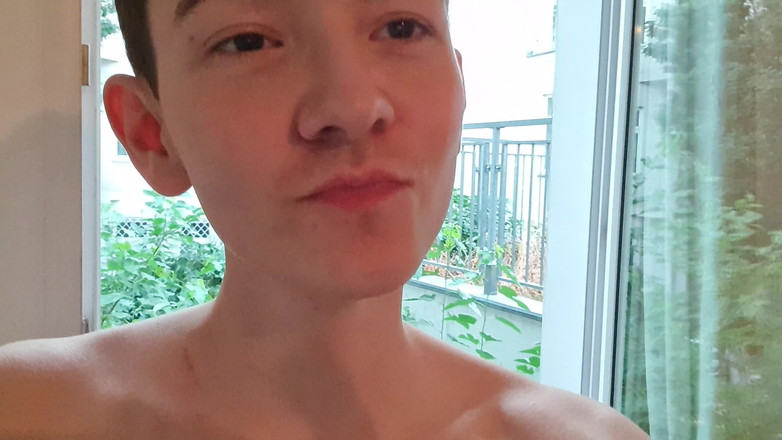 Prettyboi2000x: Femboy menggoda dan meneteskan air mani dari menunggangi dildo - prettyboi2000x