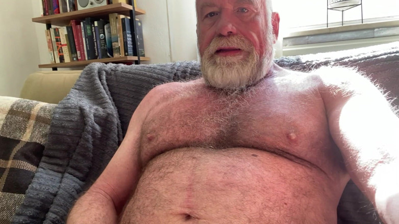 Exhibitionistman: , chlupatý starý medvěd si honí ze svého tlustého pístu.