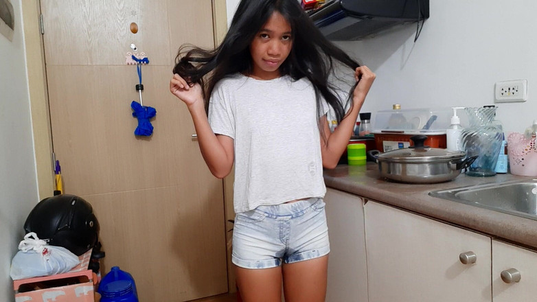 creamberryfairy: Xixi em My Jean Short com plug anal