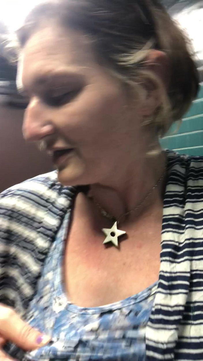 Pissing Paradise: Wanhopige cougar plast enorm in Dallas als onderdeel van haar 'pissing...