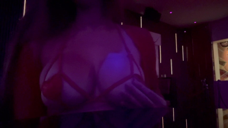 Artemisia Love: Włoskie Duże cycki MILF Artemida Love Pokazuje swoje soczyste cycki...