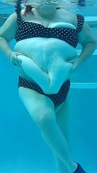Sledujte, jak bbw sestřička Vicki cvičí v bazénu s podvodní kamerou See My