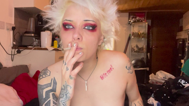 Glitterqueen1999: 3 Video Baru Merokok Topless