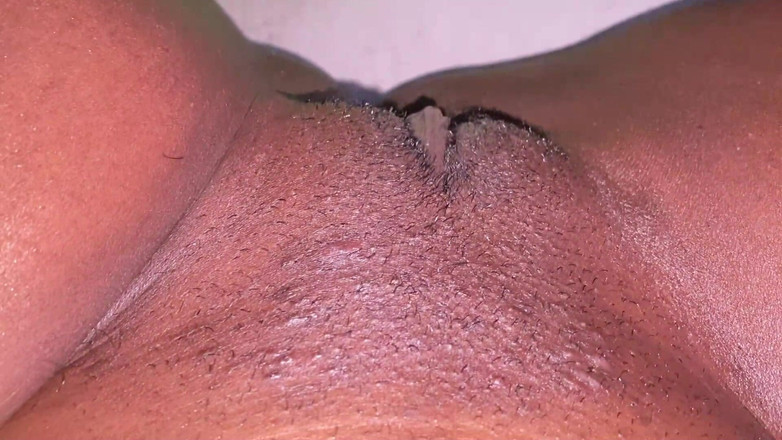 omairaberbatov: Người giúp việc bị ướt át với máy rung mới của cô ấy