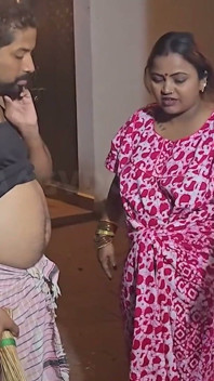 Pareja india divirtiéndose en la noche