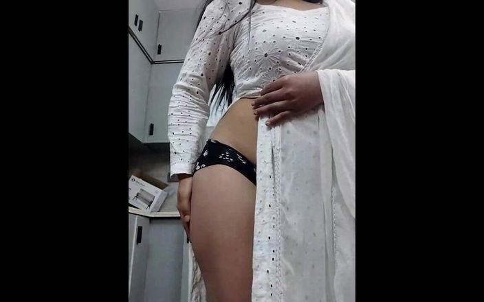 Indian Tubes: Vriendin laat haar lichaamsdeel zien.
