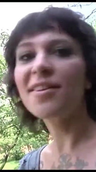 Velmi potetovaná dívka šuká kundičku venku ve trojce