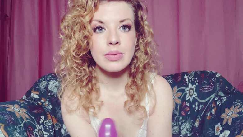 Bunnie Stevens: 在我的缎面睡衣中深喉我的假阳具