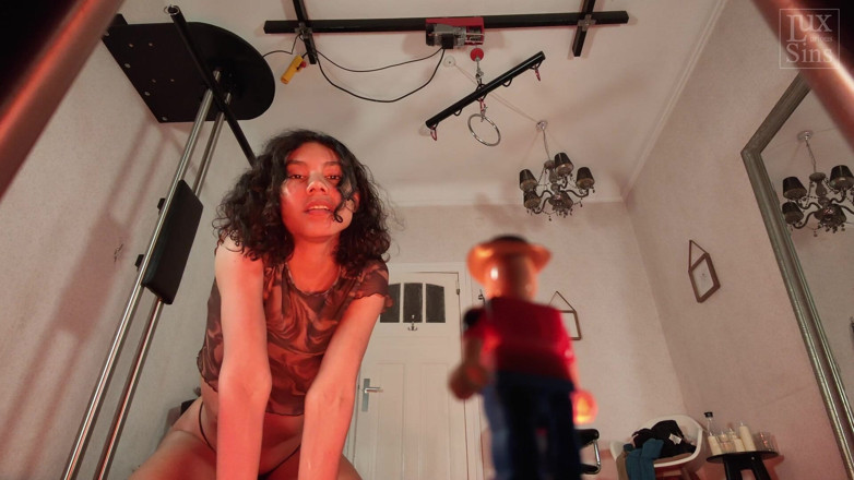 LUXurious Sins: Il piccolo visitatore- la gigantessa feticcio con la padrona Diosa...