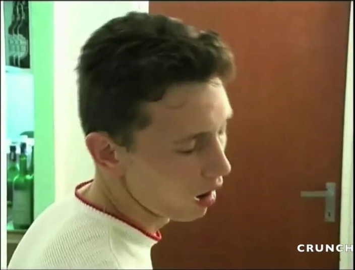 STRAIGHT BOY CURIOUS: Yougn straigthは彼の友人に吸われることを受け入れます