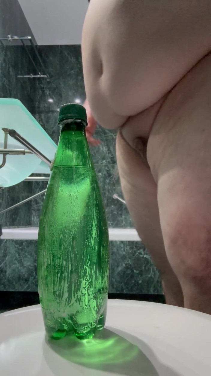esclavo_masoca-91: Ruchanie analne z butelką wody 50cl
