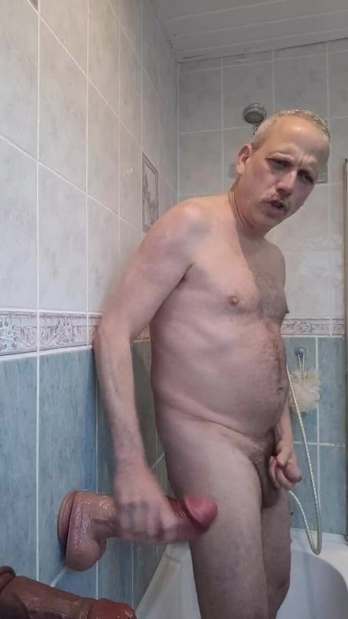 Gordon Uncut: 公の場でカムに露出するエキシビショニストが、3本の大きなディルドで自慰を生中で行っている