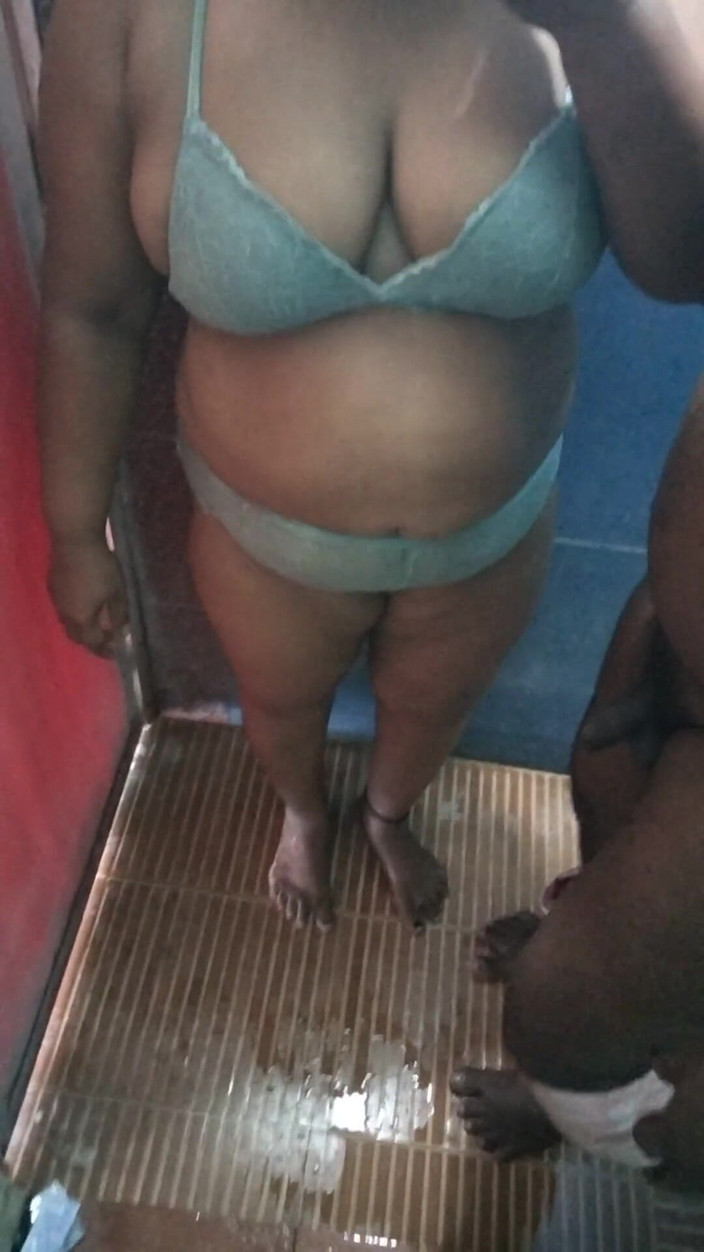 Benita sweety: Spermă înghițită la baie