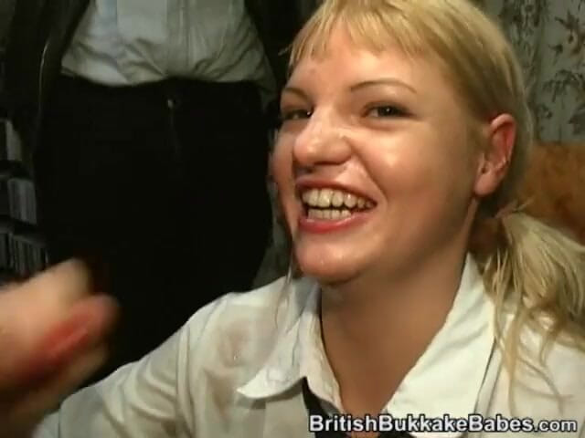 British Bukkake Babes: 美味的女大学生吮吸鸡巴