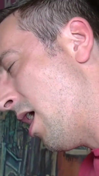 Cette nana à forte poitrine adore le goût de la dose chaude après s’être fait baiser