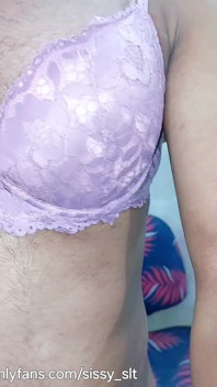 Ladyboy Se Svléká a Čůrá Venku V Kleci Cudnosti a Kolíku