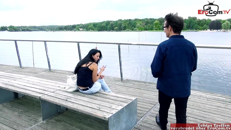 EroCom: สาวผมดำลายสักโดนจับขึ้นรถเย็ดข้างถนน