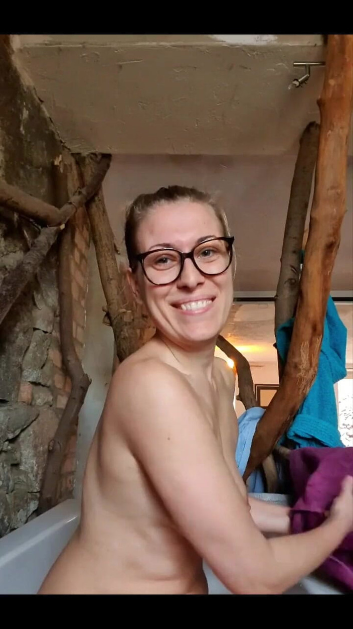 TheaRemmel: आज मैं तुम्हें दिखाऊंगा, मैंने अपनी चूत को कैसे शेव किया।