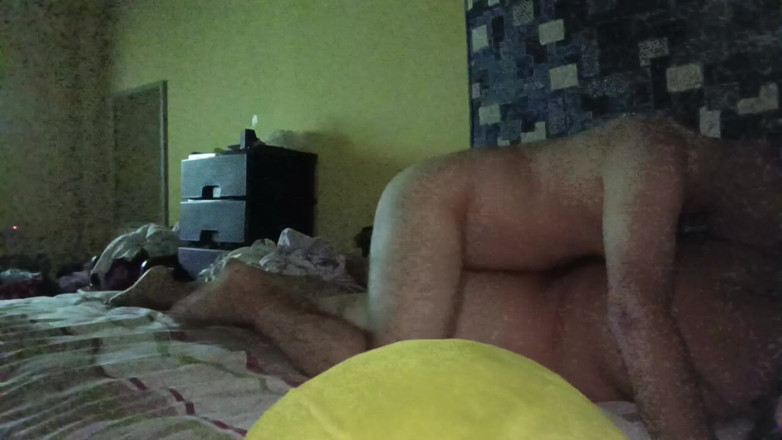 Stepmom_with_big_tits: Я з'їдаю пизду своєї сусідки тугою до оргазму, поки вона тремтить, коли я цілую її спину