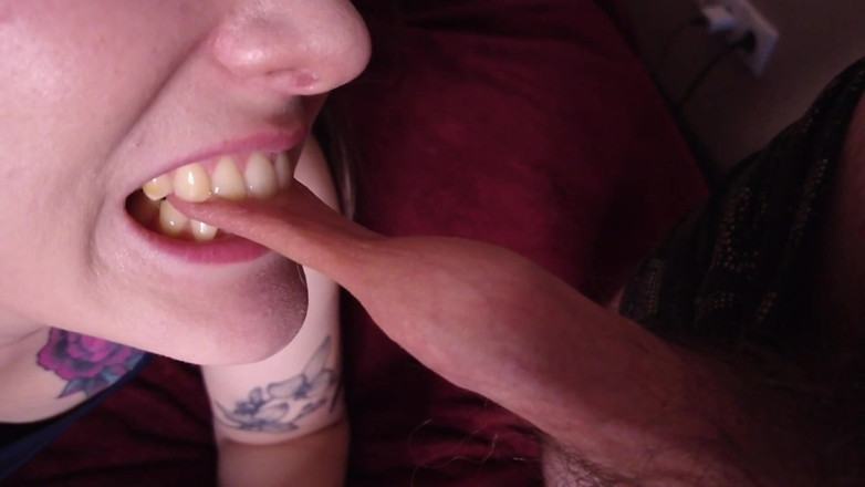 Stacy Moon: Prepuzio stuzzica, stretching, mordendo