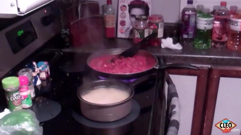 Cleo: Cleo lagi asik masak sambil bugil