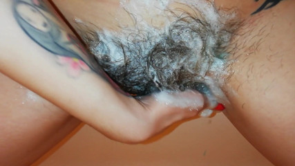 Cuteblonde666: Washing my extreme hairy cunt