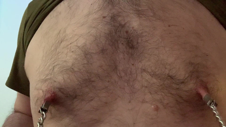 GayBear: Travail des seins / людина грає зі своїми сосками