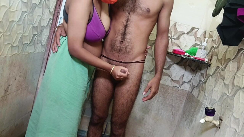 Mami4711: 彼氏からの電話 帰宅バスルーム ファンク とてもきついアソコ!インド・タミル・ホット・ビデオ