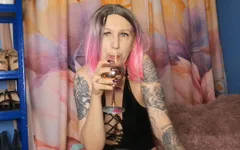 Lady angela domina-göttin spuckt in ein glas und gießen es dann MILf aus