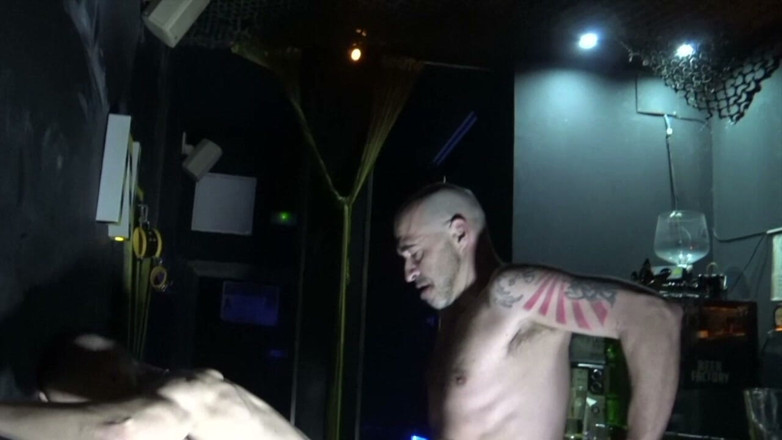 ARAB FUCKERS WITH HUGE COCKS: พ่อเลี้ยงโชว์ควยใหญ่ของเขา