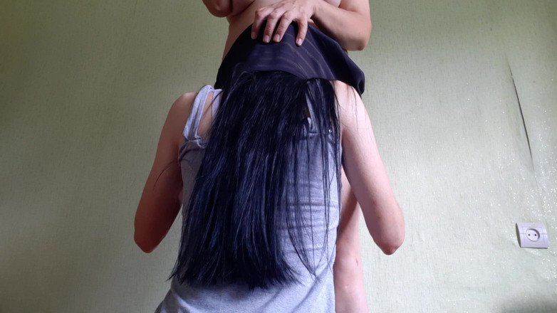 Lesbian-candys: Я даю куннилингус моей мачехе-милфе, когда ее муж готовит завтрак