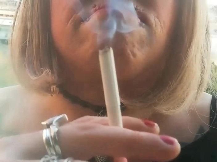 Stefanie Laveire: Stefanie sexy smoking.