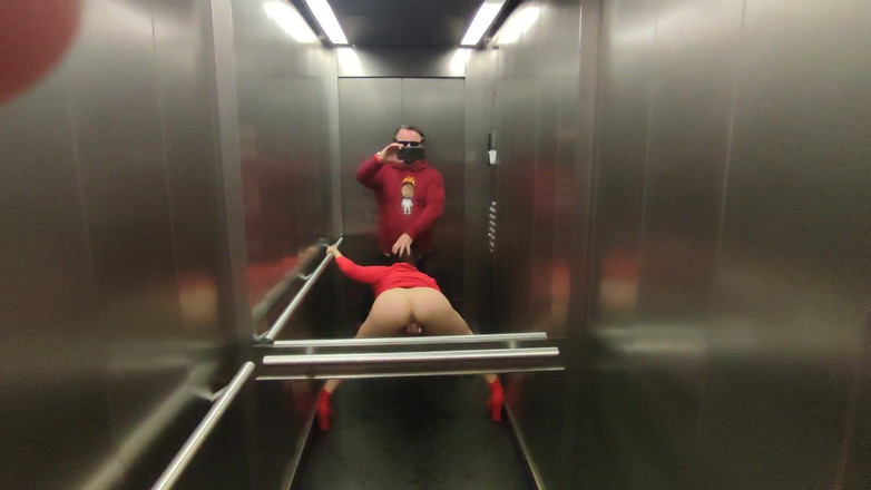 DedeDeville: Mycket riskabelt sex i en hiss med het granne Dada...
