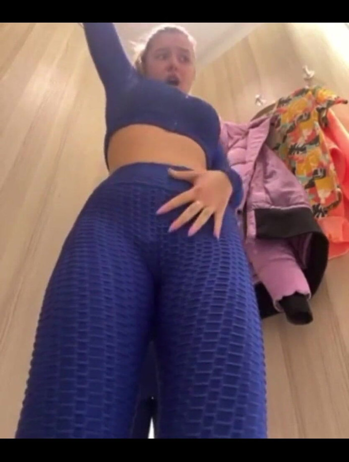 JuiceLussie: Si masturba nel camerino vicino