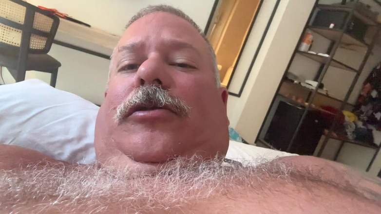 Hand-Free-Daddy-Chub: Здоровенный отставной тренер очень мужественно с большим толстым членом
