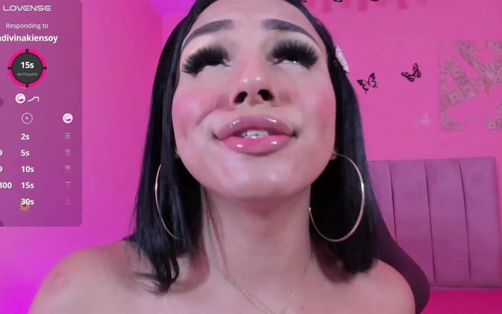Brittany Gil: Принцесса-брюнетка делает Ahegao