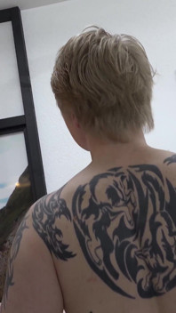 Sexo a três com uma madura sensual com pele tatuada e seios pequenos é fodida na buceta