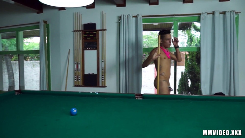 MMVIDEO: Cuckold make tappar fru i poolspel