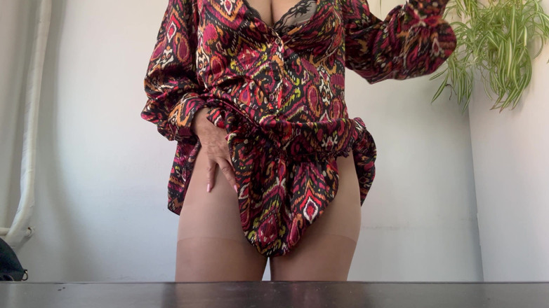 Step Mommy: Ateşli seksi orta yaşlı seksi kadın külotlu çorapla amını ovuyor
