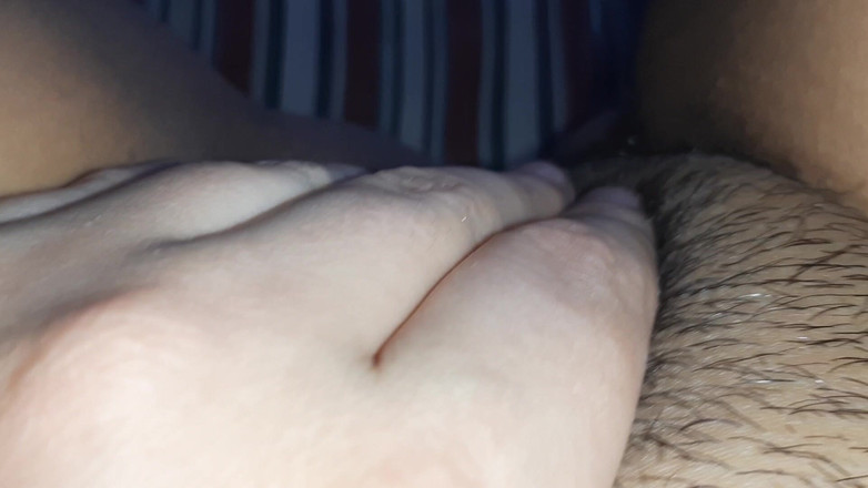 Lesbian-illusion: Jag onanerar min oskyldiga orakande fitta medan mina föräldrar är på...