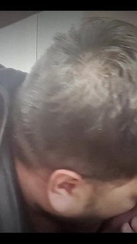 Și între timp la birou... De lucru la editarea de film nou, clientul sosește, urmărind clipuri video avem un pic