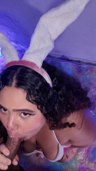 Coniglietta monella mi fa un pompino con le sue tette enormi