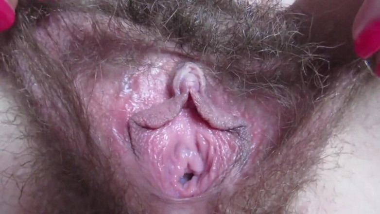 Angelinga: Hairy pussy is not an obstacle to clit play