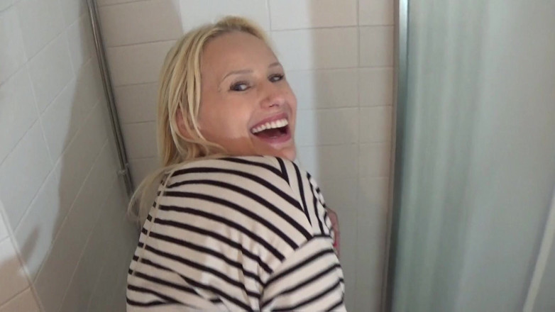 Amateur Homemade Porn: Трахаю мою мачеху с большой задницей в общественном туалете