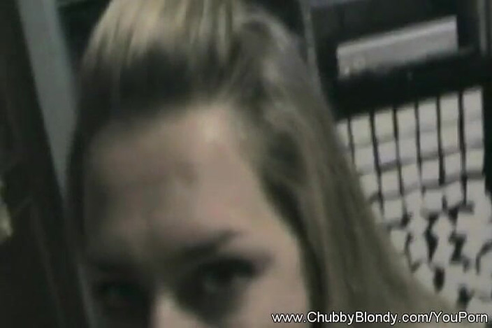 Chubby Blondy: 자지를 존나게 빨아주는 통통한 금발 밀프 걸레