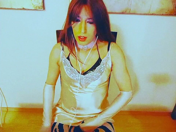 Tammy sissy slave: Crossdresser sexy: Îmbrăcat în sclipici, uitându-se la porno și atingându-mă
