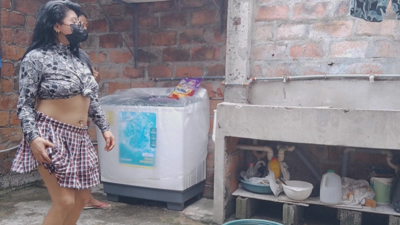 NEGRITA SEXY: Vecinii bârfitori vorbesc murdar în curtea cartierului. Au fesele mici.